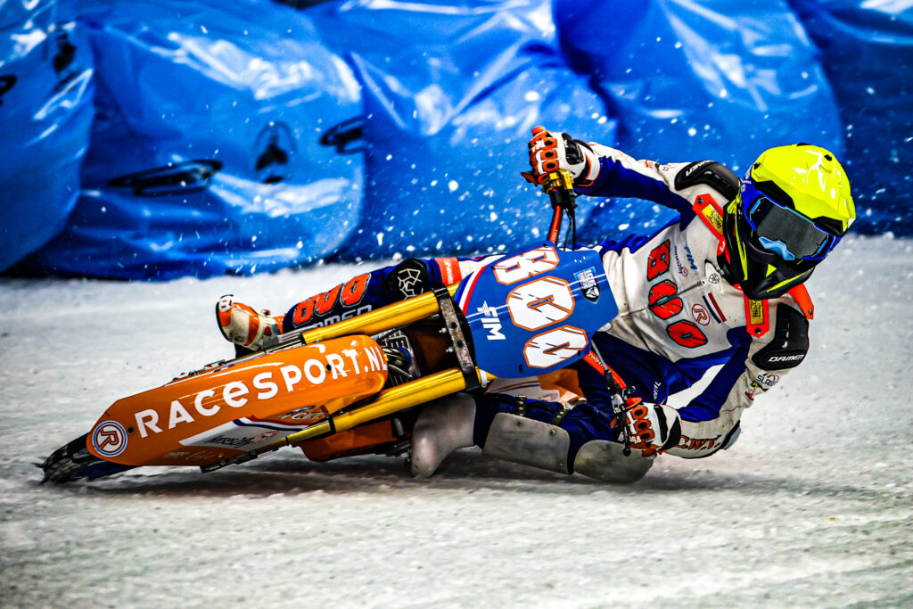 Sponsor motorcoureur Iwema op het ijs naar WK titel
